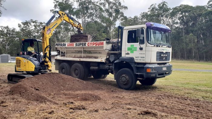 Loading manure